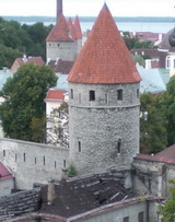 Stadtmauer mit Plate Turm in Tallinn